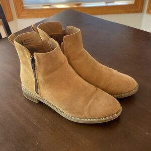 Size 8 Universal Threads Booties